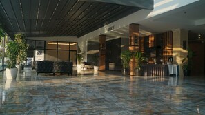 Lobby sitting area - CITY POINT BEACH & SPA HOTEL (Didim)