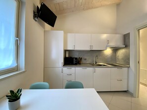 Basic-lejlighed | Privat køkken | Køleskab/fryser i fuld størrelse, mikrobølgeovn, kogeplade