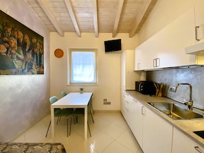 Appartement de base | Cuisine privée | Réfrigérateur grande capacité avec congélateur, four à micro-ondes