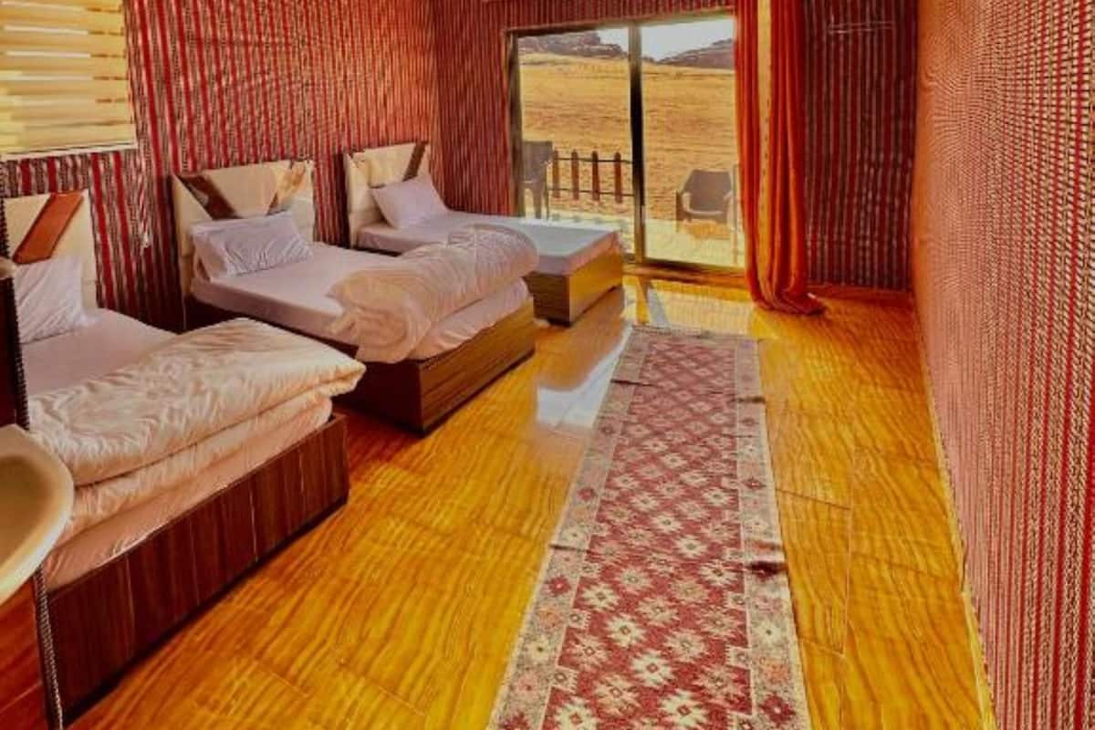 Deluxe-Dreibettzimmer, 1 Schlafzimmer, eigenes Bad, Blick auf den Innenhof | Bettwäsche aus ägyptischer Baumwolle, hochwertige Bettwaren