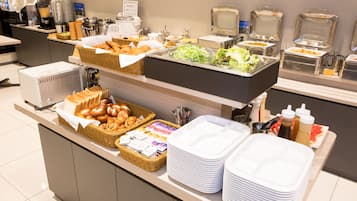 Desayuno de autoservicio incluido todos los días