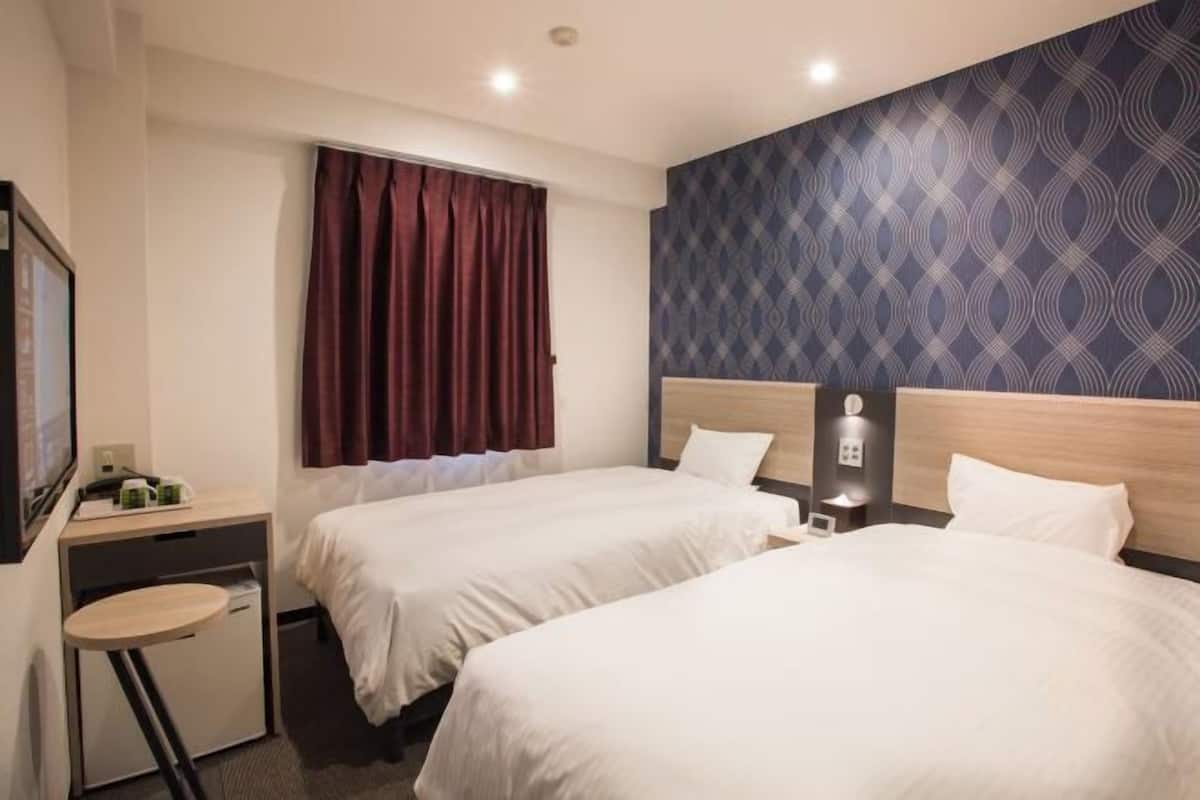 Escritorio, wifi gratis y ropa de cama