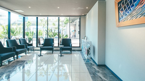 A modern lobby with a glass wall, seating area, and a painting. - Kuretake-inn Premium Fujinomiya (Fujinomiya)