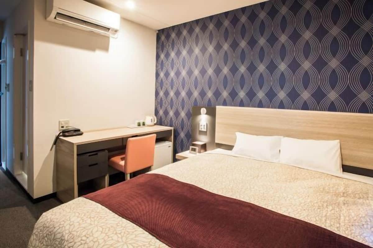 Escritorio, wifi gratis y ropa de cama