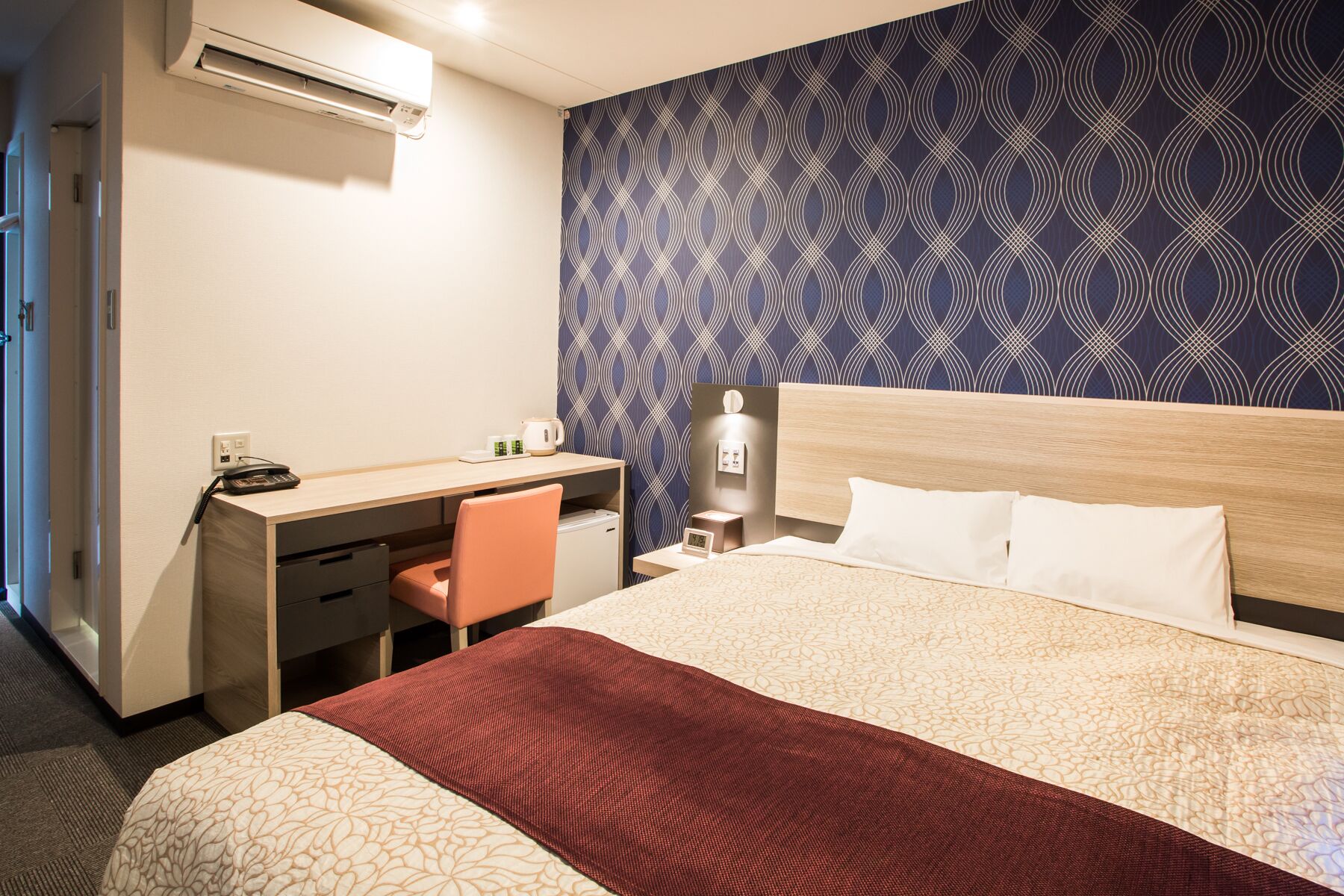 Enkeltrom – basic | Skrivebord, wi-fi (inkludert) og sengetøy