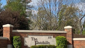 Un muro de ladrillo con un letrero que dice "The Foothills 350".