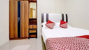 A bedroom with a bed, a wardrobe, and a mirror. - Spot On 91500 Suci Homestay Syariah (Batam)