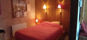2 bedrooms, iron/ironing board, travel crib, free WiFi