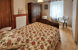 2 bedrooms, travel cot, bed sheets