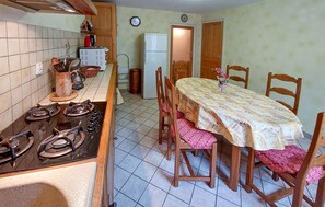 Kühlschrank, Ofen, Herdplatte, Wasserkocher mit Kaffee-/Teezubehör