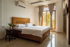 3 bedrooms, iron/ironing board, bed sheets