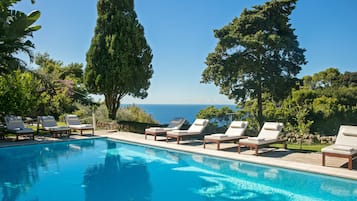 Outdoor pool, pool umbrellas, sun loungers