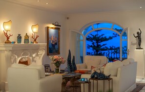 Lobby sitting area - Hotel La Minerva (Capri)