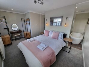 2 bedrooms, iron/ironing board, travel crib, free WiFi - Escape to Rye at the Strand overlooking The Strand Quay with parking! (Rye)