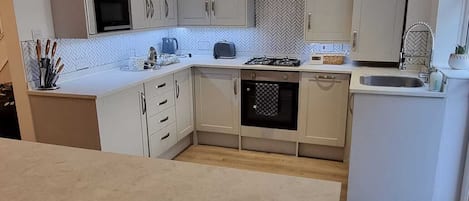 Réfrigérateur, four à micro-ondes, un four, surface de cuisson