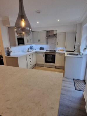 Fridge, microwave, oven, stovetop - Escape to Rye at the Strand overlooking The Strand Quay with parking! (Rye)