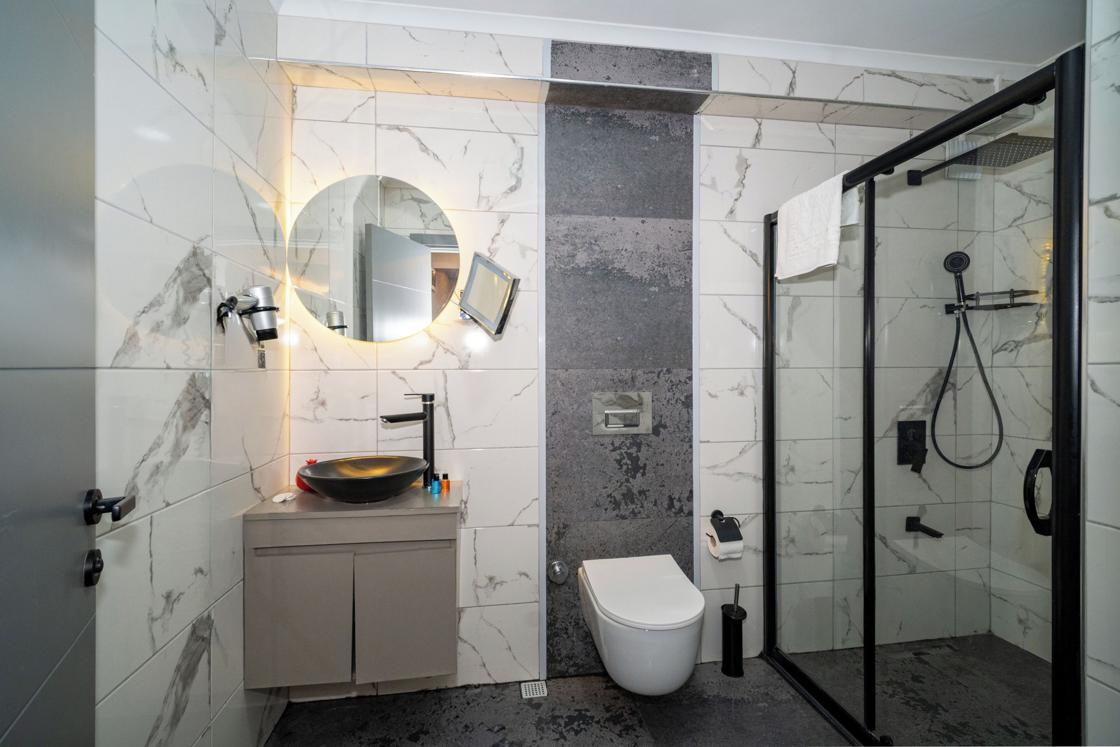 Douche, douche à « effet pluie », sèche-cheveux, chaussons