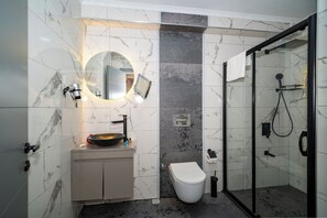Dusche, Regendusche, Haartrockner, Hausschuhe