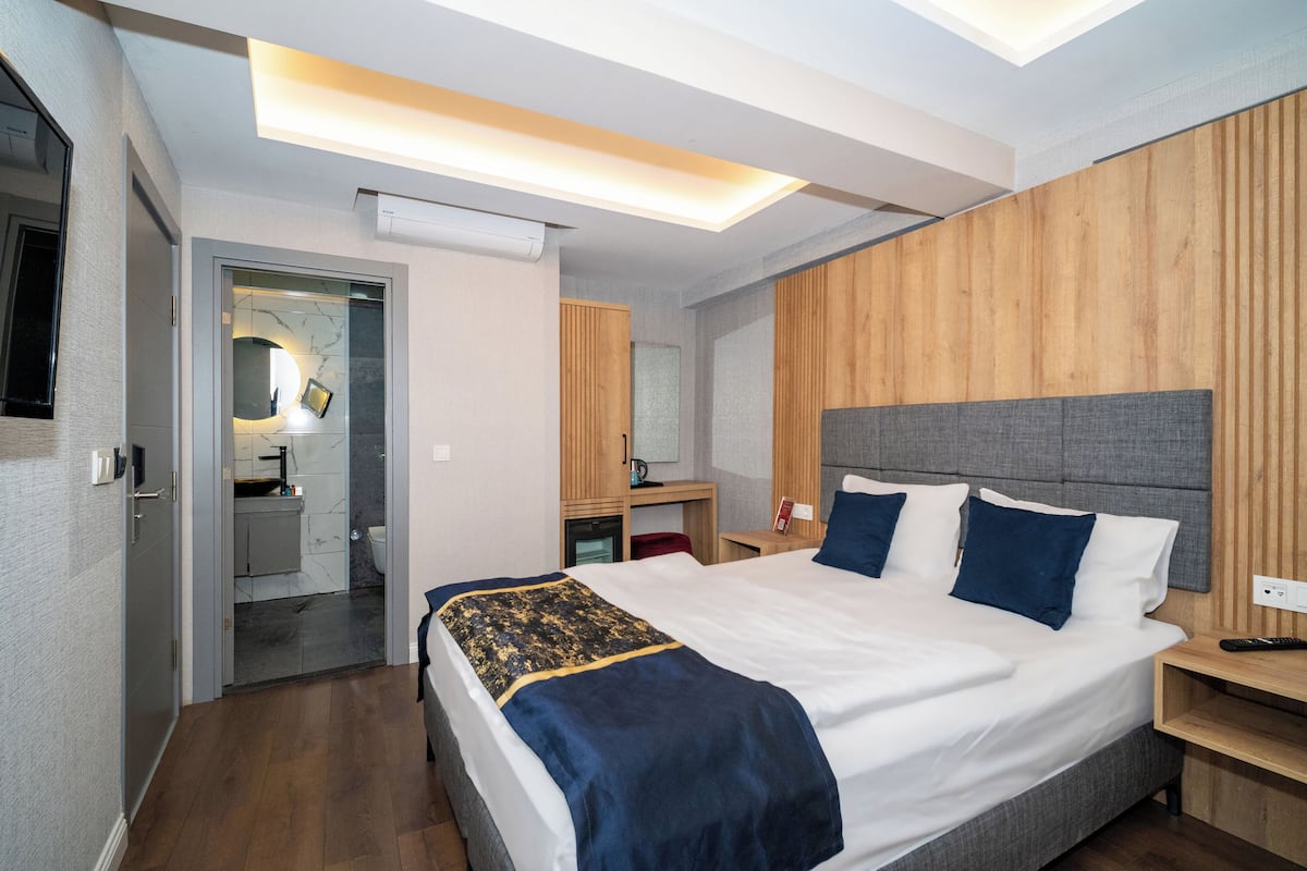 Superior Triple Room | Peralatan tempat tidur premium, bar mini, dihias secara berasingan