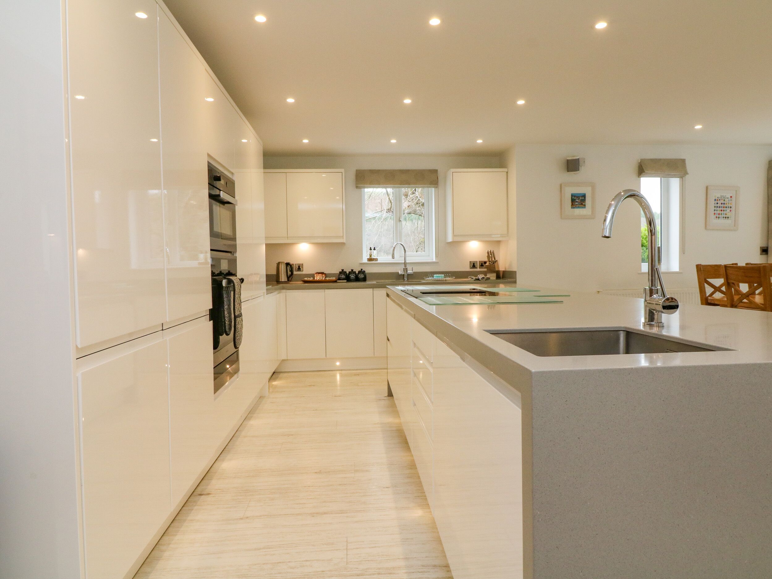 Frigorífico, lavavajillas, hervidor eléctrico y tostadora