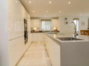 Refrigerador, lavavajillas, tetera/pava eléctrica, tostadora