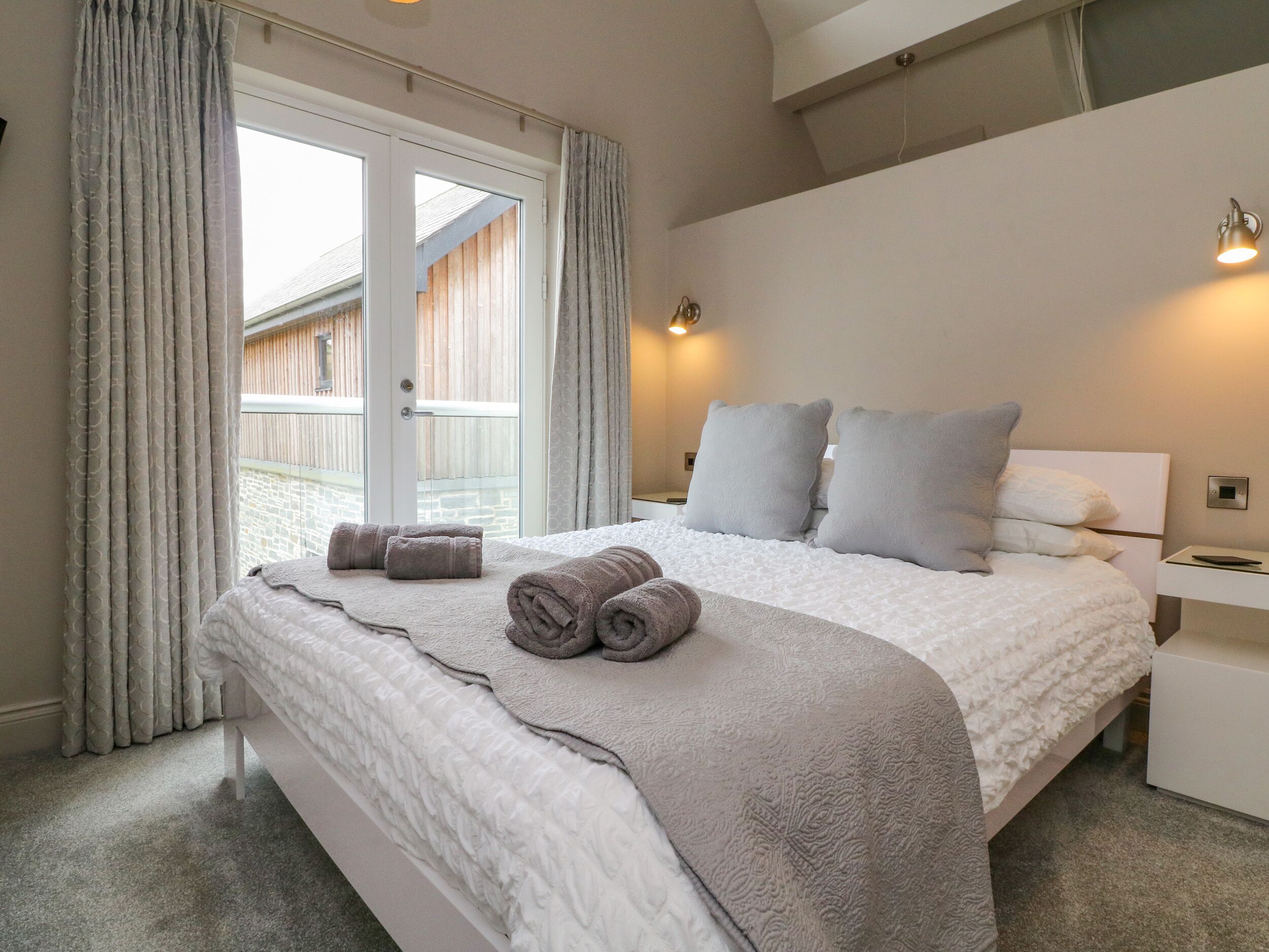 6 Schlafzimmer, individuell dekoriert, individuell eingerichtet