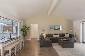 Smart TV, fireplace - 3880 Casa Azul - Near Hiking Trails, Golf & Town (Pebble Beach)