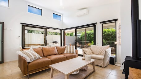 Smart TV, fireplace, books, stereo. Rest - Pet Friendly with Outdoor Bath - 3 Mins Walk to Beach
