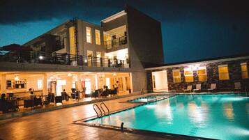 Piscine extérieure, chaises longues