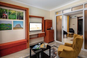 Suite presidencial, 1 habitación | Sala de estar | Smart TV de 45 pulgadas con canales por satélite, Netflix