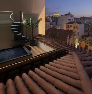 Nidus with Acropolis View and Private Jacuzzi | Literie de qualité supérieure, minibar, coffres-forts dans les chambres