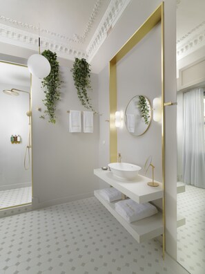 Lucent | Kamar mandi | Shower, perlengkapan mandi desainer, pengering rambut, dan jubah mandi