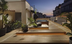 Nidus with Acropolis View and Private Jacuzzi | 高級寢具、迷你吧、房內夾萬、獨特設計