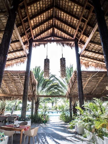 beach hotel & club house, Playa Palenque