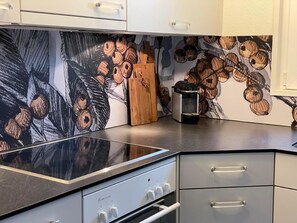 Fridge, microwave, stovetop, dishwasher