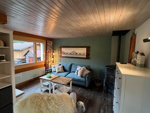 TV, fireplace, DVD player, stereo - Mountain holiday flat in Chalet Zirbeli (Sörenberg)