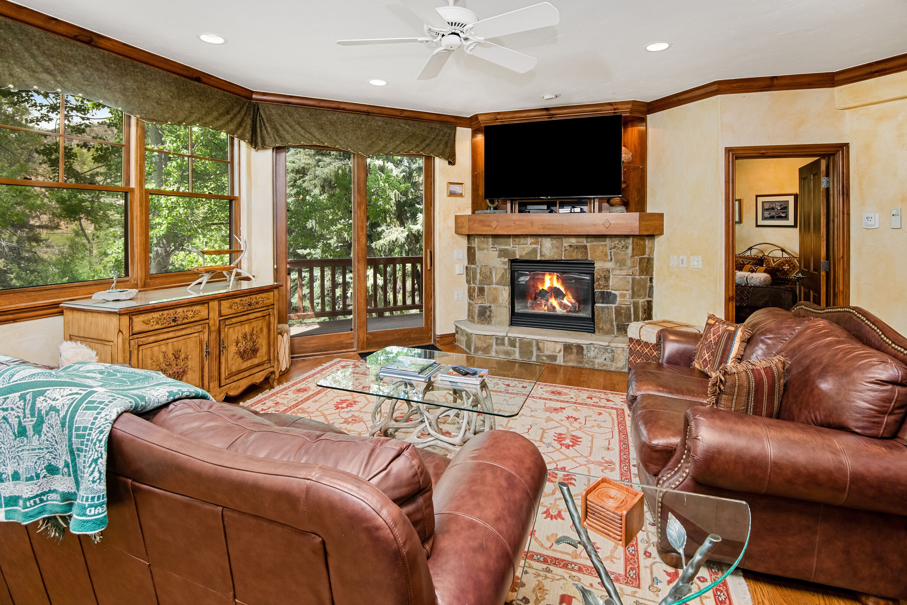 Smart TV, chimenea, oficina, impresora