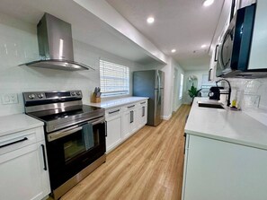 Refrigerador, microondas, horno, placa de cocina