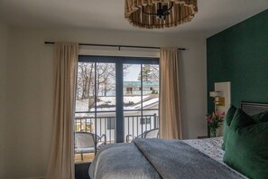 4 bedrooms, desk, iron/ironing board, travel crib