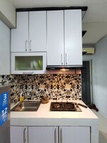 Frigobar, placa de cocina, utensilios de cocina