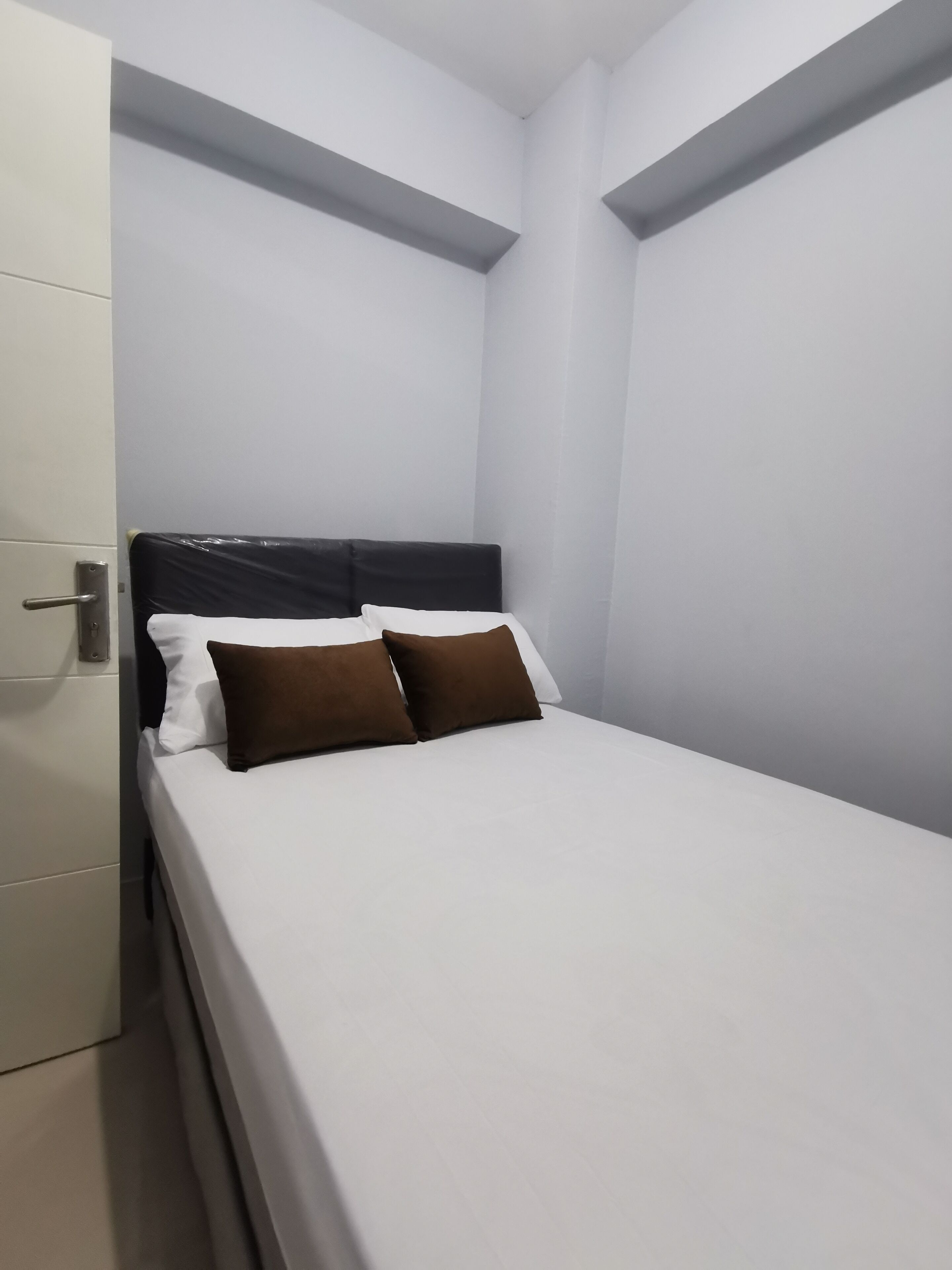 Premium bedding, down comforters, minibar, free WiFi