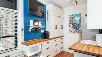 Réfrigérateur, micro-ondes, cafetière/bouilloire