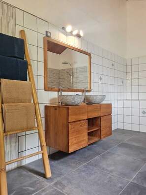 تجهيزات دش، مناشف، صابون، شامبو