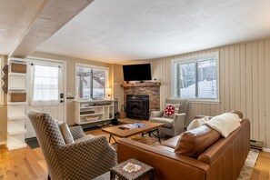 Smart TV, fireplace - Close to Main Street, Access to Nearby Ski Resorts; Private Patio! (Frisco)