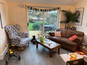 Smart TV, table tennis, stereo