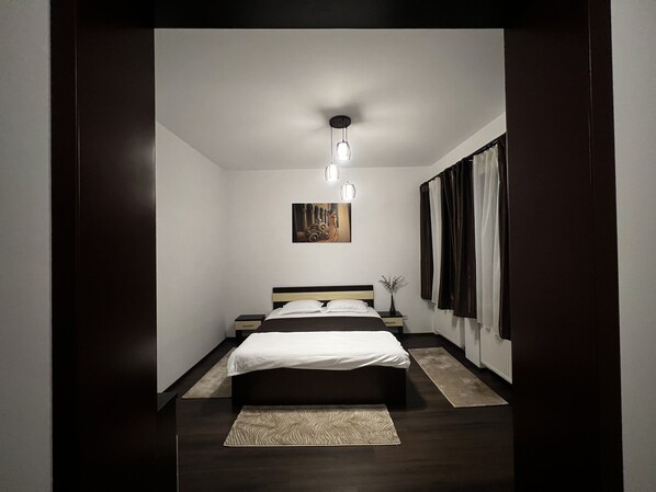 3 bedrooms, desk, iron/ironing board, WiFi