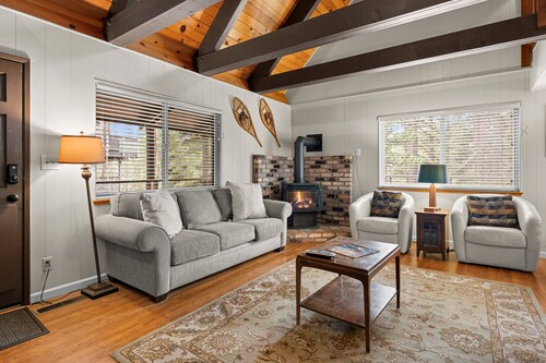 Cozy Cabin 4 Bedroom Home by RedAwning