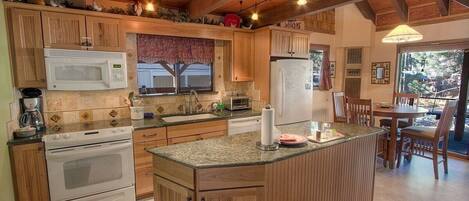 Casa, 2 habitaciones | Cocina privada | Cafetera y tetera