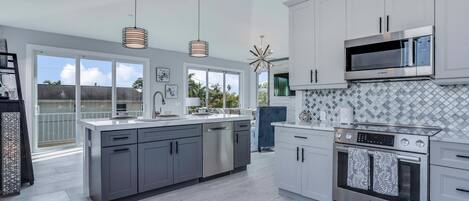 Maison, plusieurs chambres | Cuisine privée | Réfrigérateur, un four, cafetiÚre-théiÚre, grille-pain
