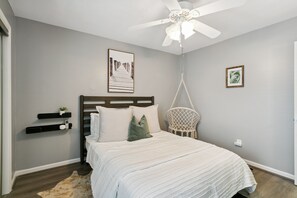 3 bedrooms, iron/ironing board, free WiFi - Beach Lair 3 Bedroom Townhouse by Redawning (Virginia Beach)